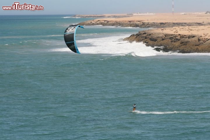 Immagine Dakhla, kitesurf nell'Oceano Atlantico: sono diversi gli spot dove praticare kitesurf nella penisola del Rìo de Oro. Sul lato che si affaccia sull'Atlantico le onde sono più alte e le correnti più forti.