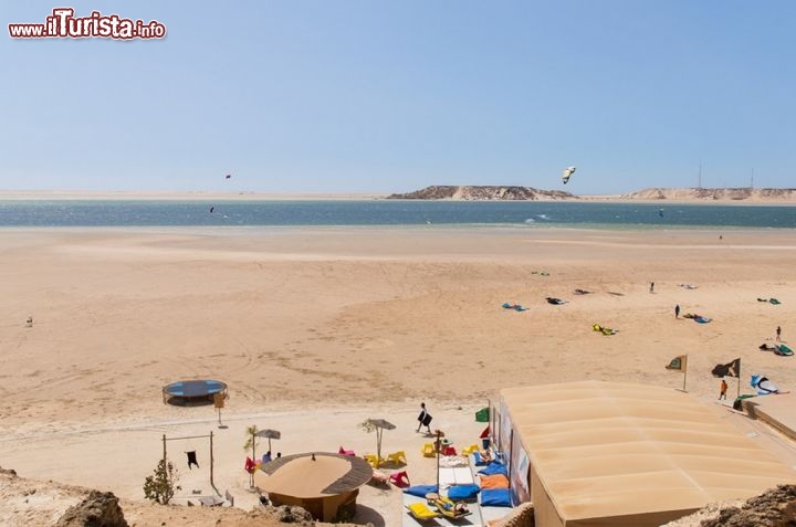 Immagine Dakhla Attitude: è l'hotel più famoso di Dakhla per gli appassionati di sport acquatici. Nelle acque antistanti la struttura si affollano i kitesurfers e vi si tengono i campionati mondiali di kitesurf.
