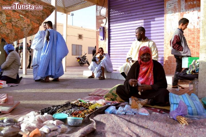 Immagine Il mercato di Dakhla: un giro tra le strade di Dakhla offre scene di vita comune, dove è possibile fermarsi e contrattare i prezzi con i commercianti.