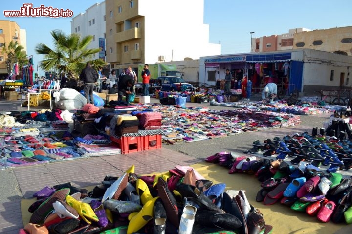 Immagine Dakhla, il mercato: nel tardo pomeriggio, i commercianti allestiscono la propria coloratissima merce sulla strada.