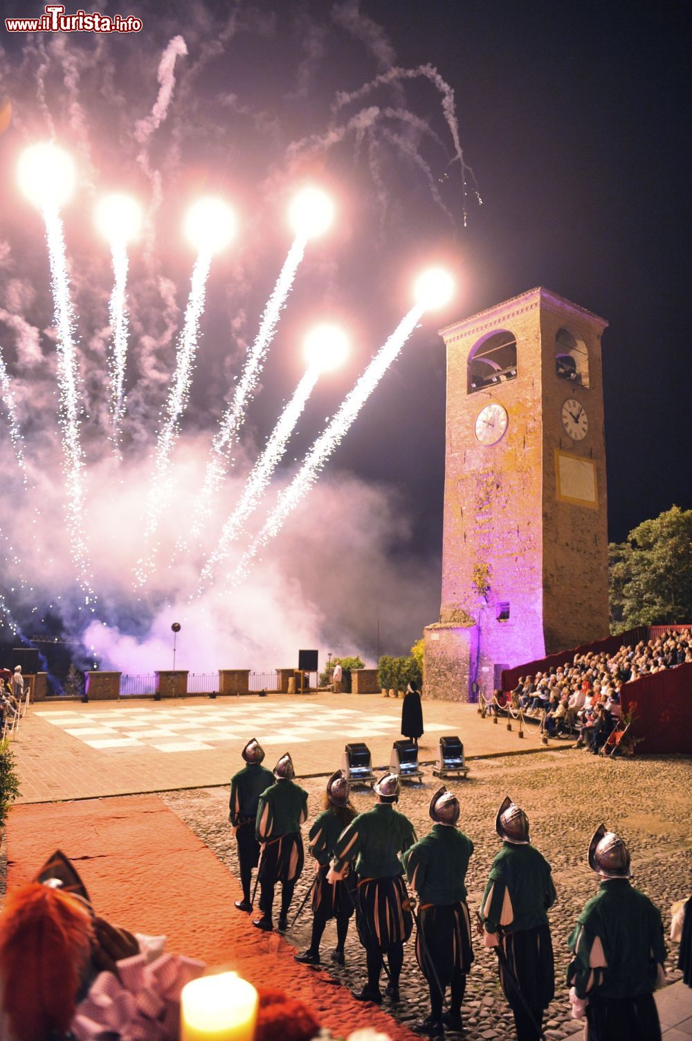 Immagine Sotto le due torri, sulla piazza del Borgo Antico di Castelvetro, detta della Dama, da oltre 50 anni si anima una singolare partita a dama, dove fanciulle e ragazzi si trasformarono in pedine e damoni, dove mossieri con dame e cavalieri abbigliati con abiti in stile rinascimentale rievocarono una festa organizzata dai Nobili Rangoni in onore di Torquato Tasso.