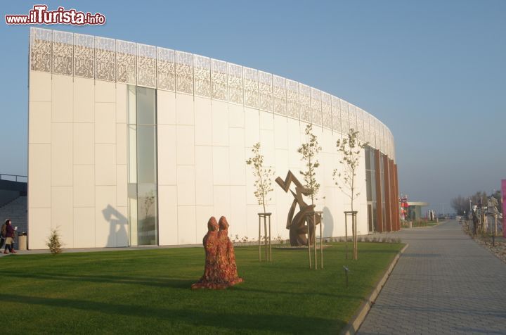 Immagine L'esterno del Danubiana Art Museum di Bratislava. L'architetto incaricato dela progettazione del complesso è lo slovacco Peter alman - foto © efirm / Shutterstock.com