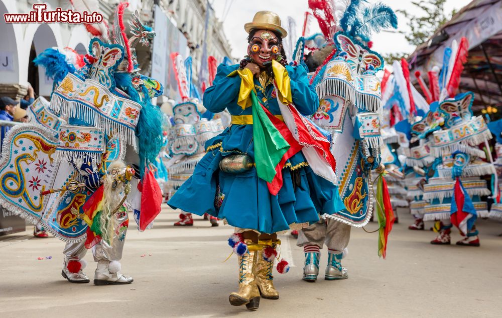 Immagine Danzatori al carnevale di Oruro, Bolivia, in una strada del centro storico. E' la festa più importante della città durante la quale gli abitanti, in costume tradizionale e con maschere, mettono in atto rappresentazioni allegoriche in cui il bene sconfigge il male.