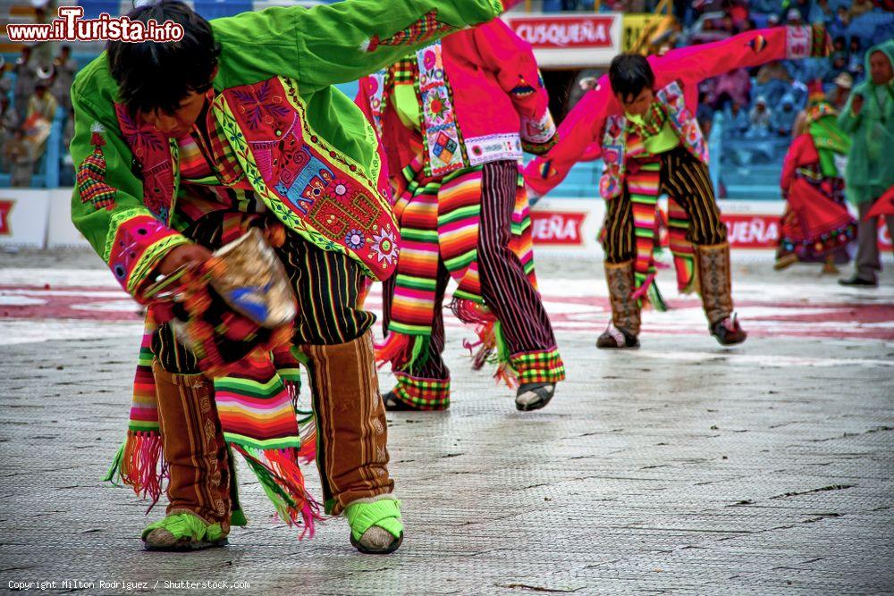 Immagine Danzatori in abiti tipici al party della Candelaria a Puno, Perù. Festa della Vergine della Candela, questa tradizionale ricorrenza religiosa è fra le più sentite dai peruviani - © Milton Rodriguez / Shutterstock.com