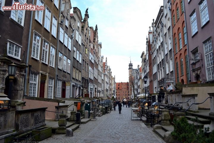 Immagine Danzica, ulica Mariacka: è la strada dell'artigianato, dove le boutique vendono soprattutto ambra. I suoi caratteristici edifici ne fanno oggi la via forse più bella della città.