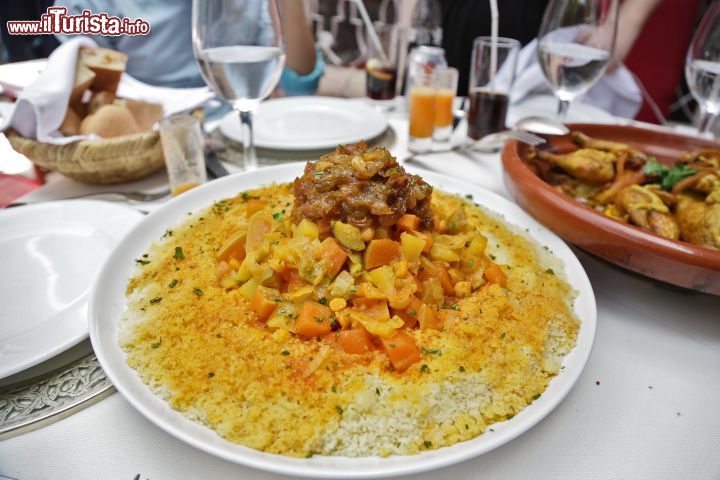 Immagine Cous cous al riad Dar Moha di Marrakech, Marocco - Un gustoso piatto di cous cous preparato dallo chef Moha che con la sua arte gastronomica crea una cucina innovativa in cui i sapori del mondo si mescolano fra di loro rivelando aromi e gusti ecellenti
