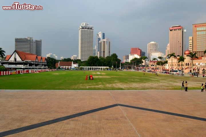 Immagine Dataran Mardaka: in italiano conosciuta come "Piazza dell'Indipendenza", è uno dei simboli della capitale malese. In epoca coloniale, sul prato che ricopre la piazza, gli inglesi erano soliti giocare a cricket.