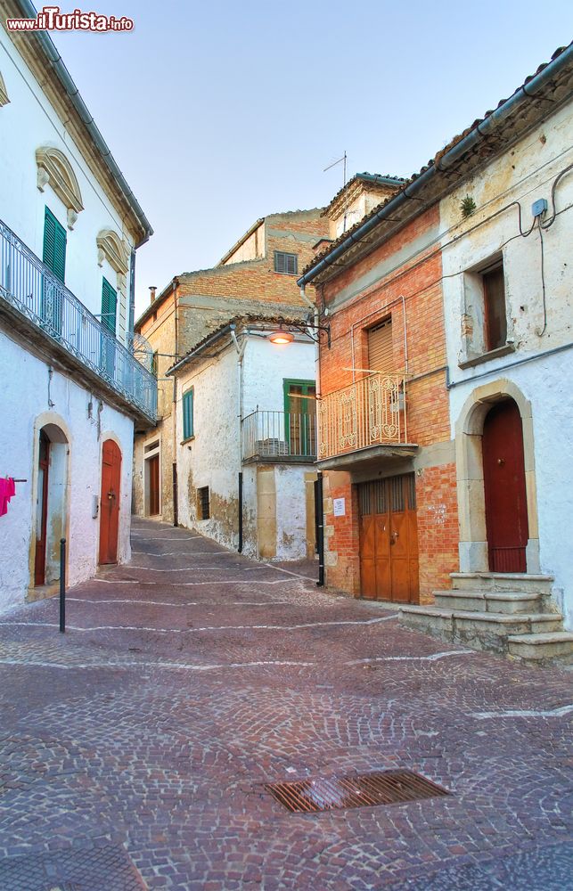 Immagine Daunia, nord della Puglia: una strada del centro di Bovino, provincia di Foggia