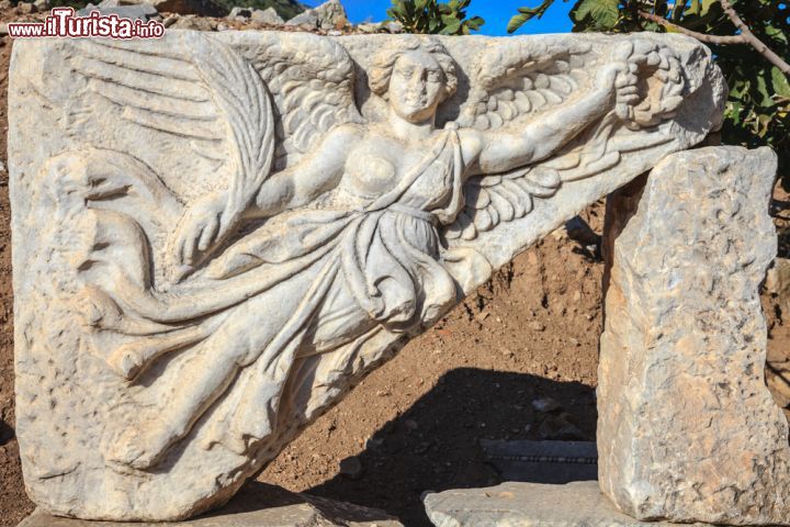 Immagine Dea alata a Efeso nei pressi di Kusadasi, Turchia - Particolare di una decorazione scultorea che rappresenta Nike, la Vittoria con le ali, figura della mitologia greca © takepicsforfun / Shutterstock.com