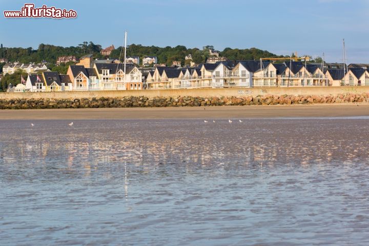 Immagine Deauville, località della Bassa Normandia (Francia): abitazioni sul lungomare © Ekaterina Pokrovsky