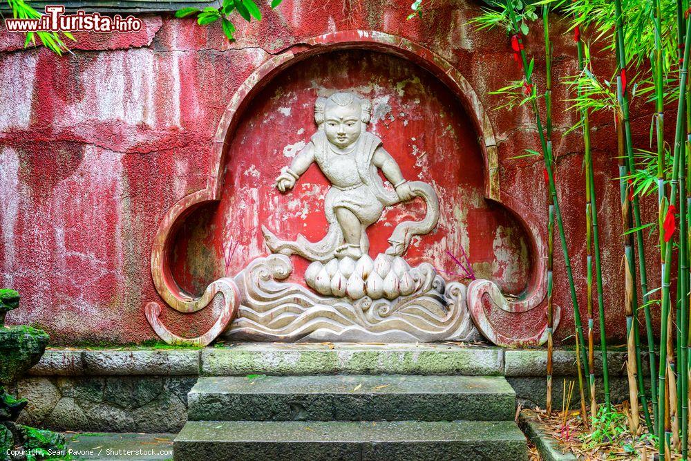 Immagine Decorazione al tempio Hongfu a Qianling Hill, Guiyang (Cina). L'edificio risale al 1667 - © Sean Pavone / Shutterstock.com