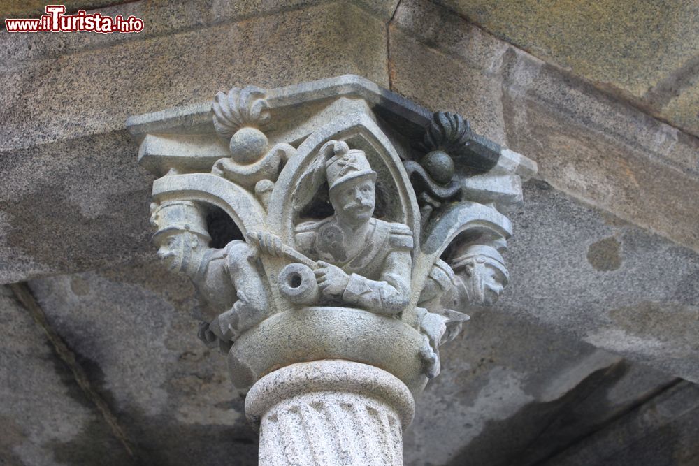 Immagine Decorazione del capitello nel Municipio di Rosazza, Valle Cervo, Piemonte.
