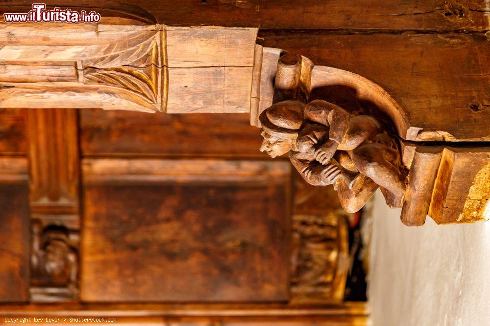 Immagine Decorazione interna del castello Sarriod de la Tour in Valle d'Aosta. Fra le opere d'arte ospitate nelle sale del maniero vi sono numerose figure intagliate e scolpite nel legno - © Lev Levin / Shutterstock.com