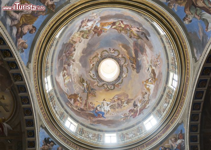 Immagine Decorazione pittorica all'interno del duomo di Città di Castello, Umbria, Italia. La cupola affrescata della cattedrale  - © Claudio Giovanni Colombo / Shutterstock.com