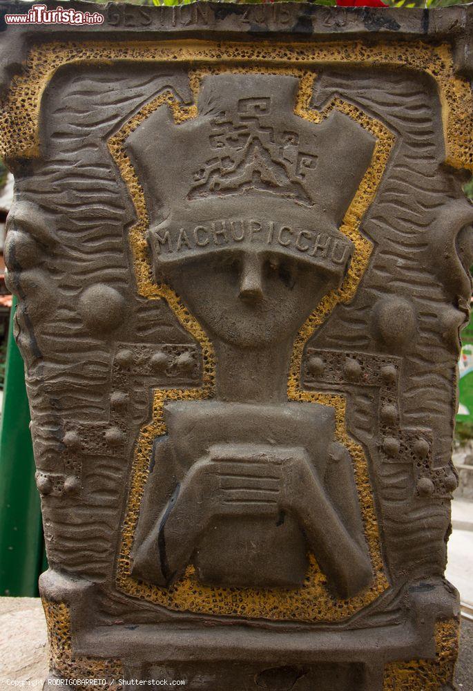 Immagine Decorazione scultorea in una stradina del villaggio di Aguas Calientes, Perù. Cittadina della Valle sacra degli Incas, è costituita da strade interamente pedonali - © RODRIGOBARRETO / Shutterstock.com