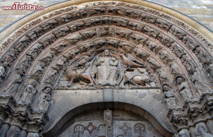 Immagine Decorazione sul portale d'ingresso della cattedrale d'Angers, Francia. Costruita in stile gotico e poi trasformata in rinascimentale, la facciata della cattedrale di San Maurizio si presenta con un portale riccamente decorato - © 11796817 / Shutterstock.com