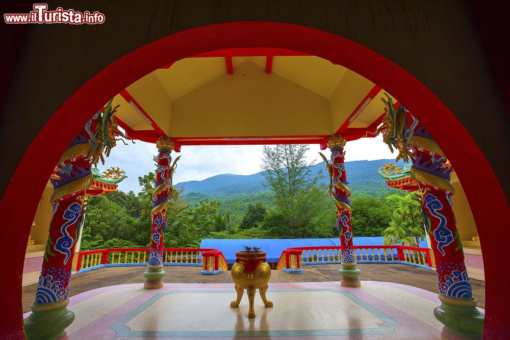 Immagine Decorazione tradizionale in un tempio buddhista sull'isola di Pha Ngan, Thailandia.