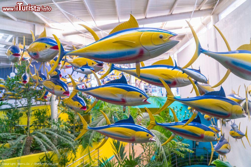 Immagine Decorazioni a forma di pesci gialli e blu in un corridoio dell'acquario di Veracruz, Messico - © Aberu.Go / Shutterstock.com