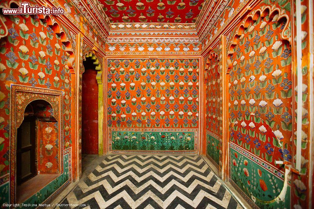 Immagine Decorazioni all'interno del City Palace di Udaipur, Rajasthan, India - © Tepikina Nastya / Shutterstock.com