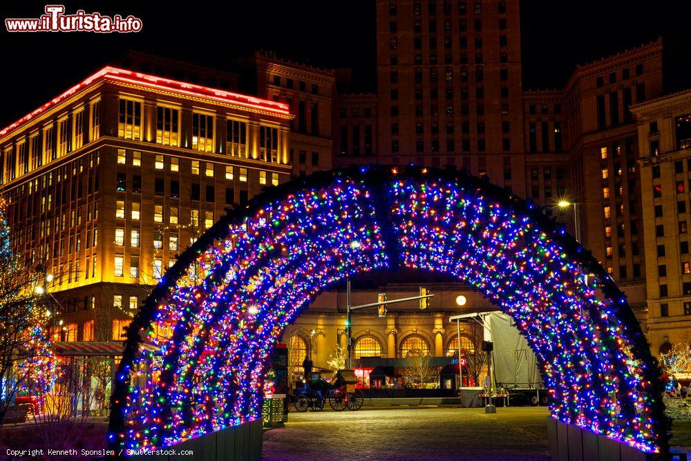 Immagine Decorazioni colorate luminose durante i festeggiamenti natalizi in piazza a Cleveland, Ohio, USA - © Kenneth Sponsler / Shutterstock.com