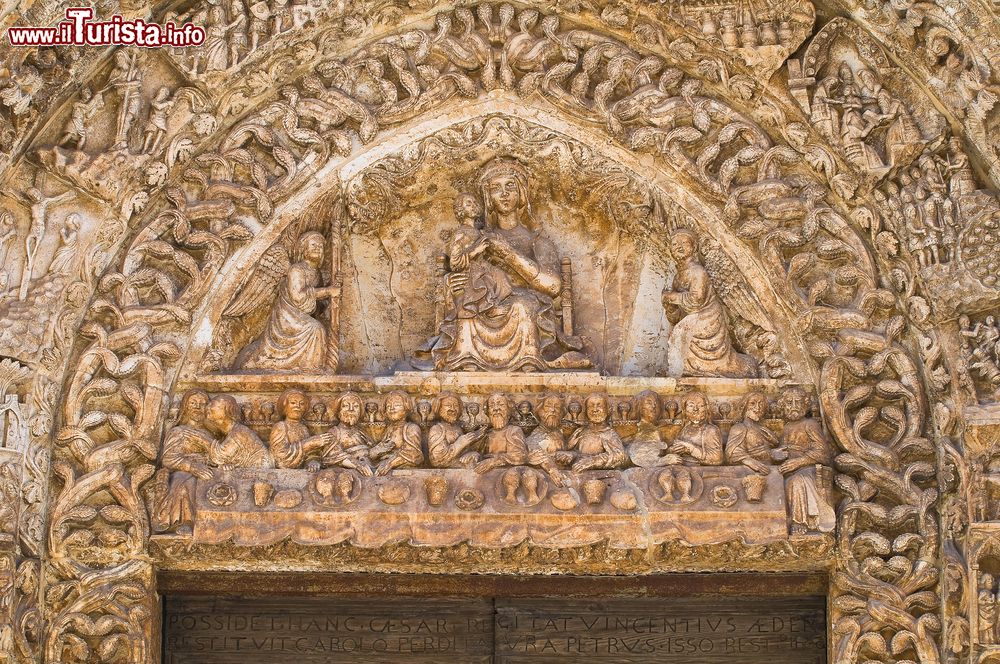 Immagine Decorazioni del portale d'ingresso della cattedrale di Altamura, Puglia. Realizzato nel trecento, il portale è un vero trionfo di motivi decorativi e scultorei con soggetti biblici.