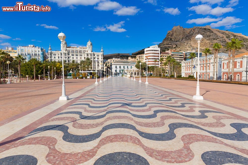 Immagine Decorazioni della pavimentazione nel centro di Alicante, Spagna.