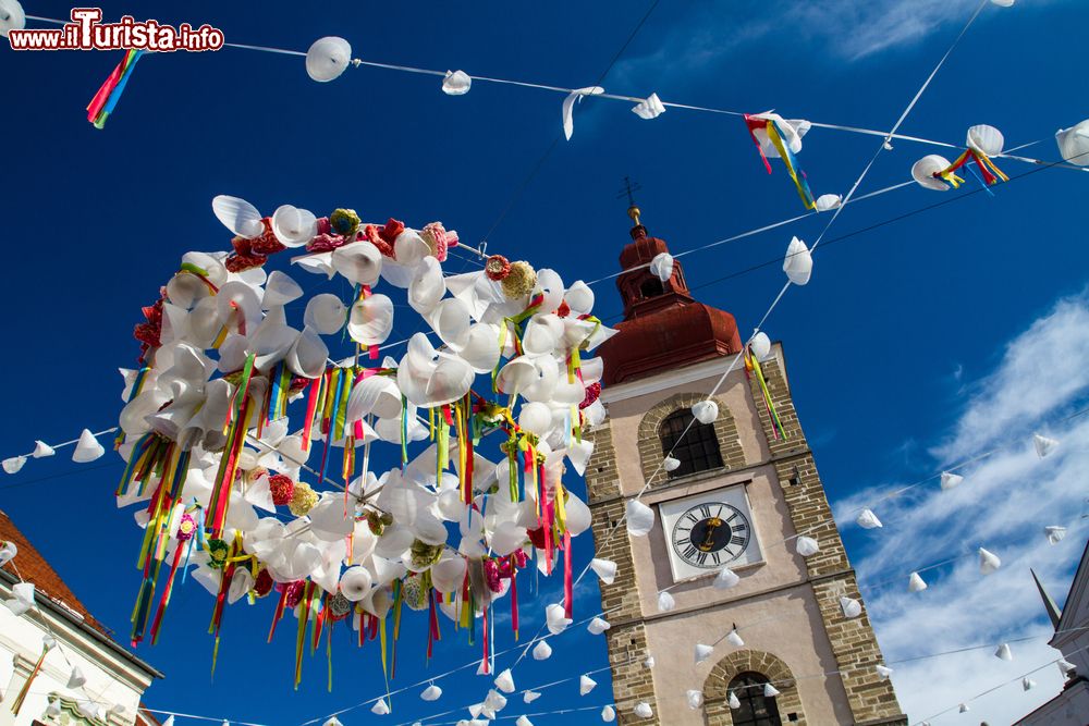 Immagine Decorazioni di carnevale addobbano una strada della cittadina di Ptuj, Slovenia. Il carnevale di Ptuj è la più grande manifestazione carnascialesca della Slovenia: dura svariati giorni e ormai attira oltre 70 mila visitatori ogni anno.