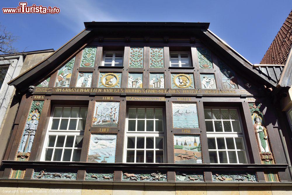 Immagine Decorazioni e dettagli di una storica casa a graticcio in Krahnstrassehe street a Osnabruck, Germania - © Alizada Studios / Shutterstock.com