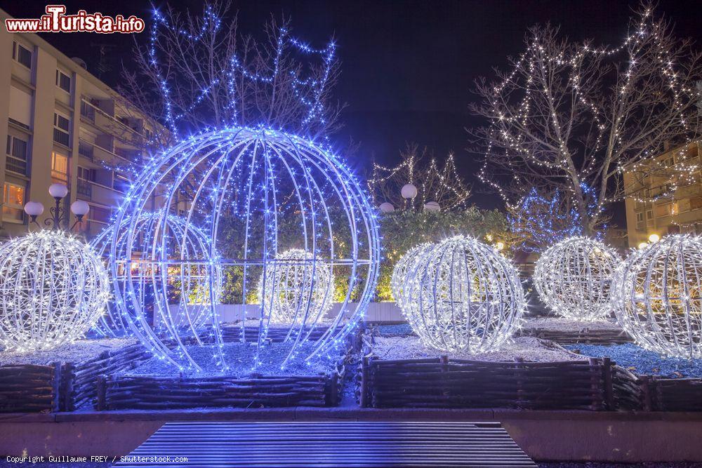 Immagine Decorazioni e luminarie natalizie nel centro di Guebwiller, Francia - © Guillaume FREY / Shutterstock.com