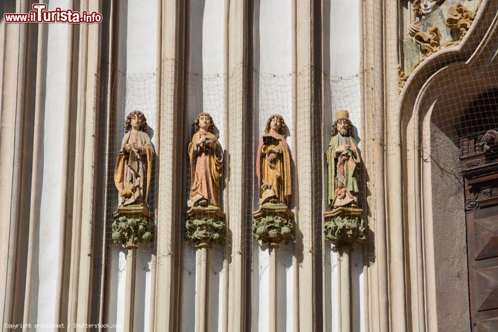Immagine Decorazioni esterne della chiesa di San Martino a Landshut, Germania. Le statue sono state realizzate in mattoni rossi - © photo20ast / Shutterstock.com
