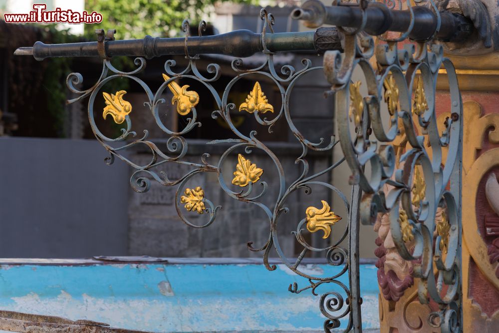 Immagine Decorazioni in ferro in una fontana del centro storico di Lindau, Germania.