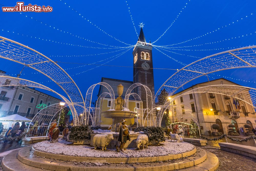 Immagine Decorazioni natalizie a Bussolengo sulla piazza del Duomo.