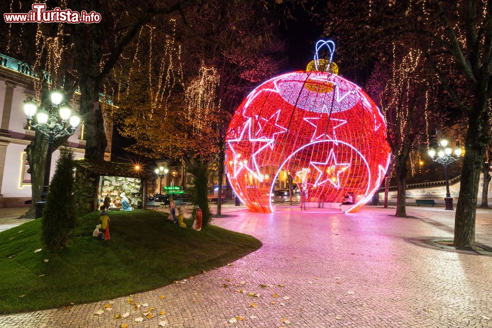 Immagine Decorazioni natalizie by night nel centro di Viseu, Portogallo.