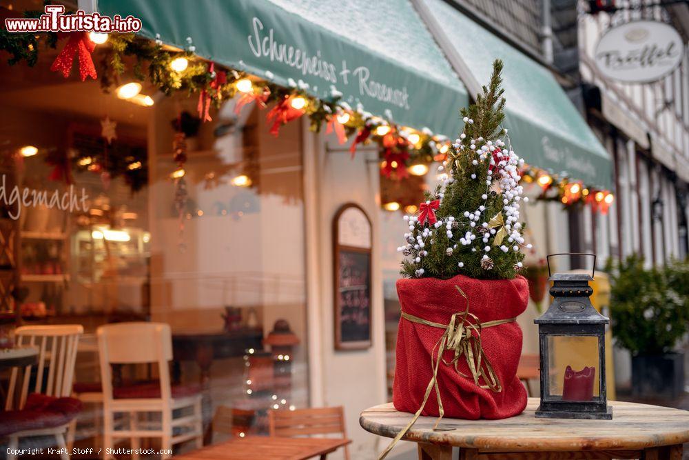 Immagine Decorazioni natalizie di fronte a una panetteria nel centro di Goslar, Germania - © Kraft_Stoff / Shutterstock.com