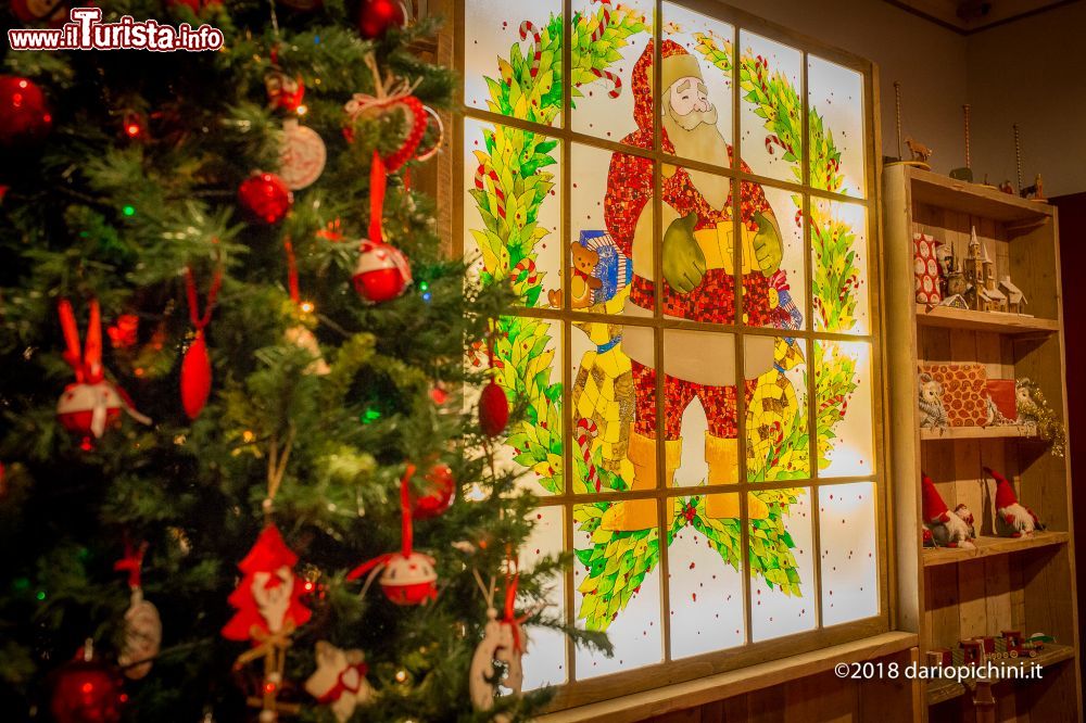 Immagine Decorazioni natalizie e albero di Natale al villaggio di Montepulciano, provincia di Siena.