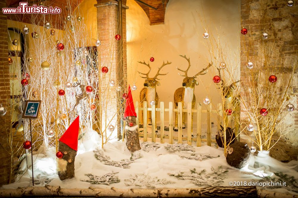 Immagine Decorazioni natalizie in esposizione al villaggio di Montepulciano, provincia di Siena.