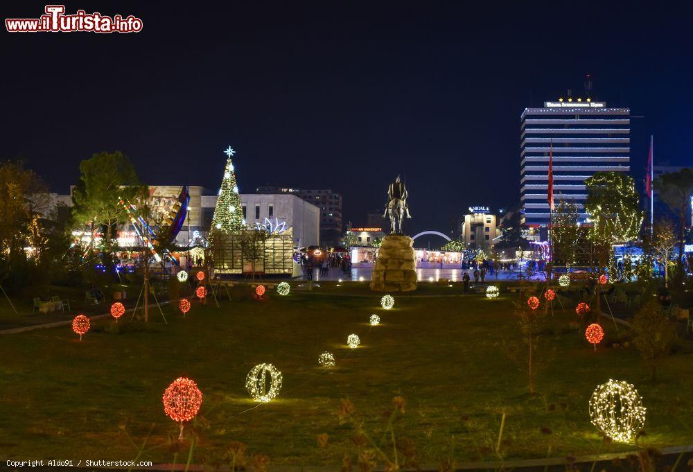 Immagine Decorazioni natalizie in piazza Skanderbeg by nigt, Tirana (Albania) - © Aldo91 / Shutterstock.com