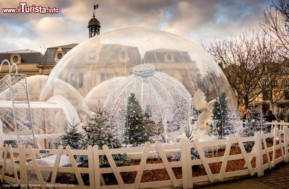Immagine Decorazioni natalizie in una piazzetta del centro di Troyes, Francia - © Yuri Dondish / Shutterstock.com