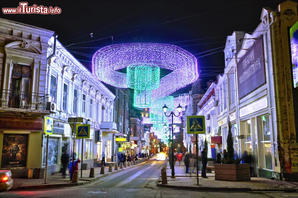 Immagine Decorazioni natalizie nel centro di Rostov-on-Don, Russia, by night.