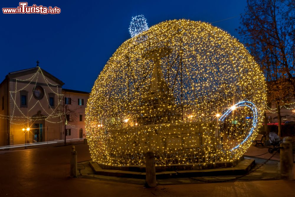 Immagine Decorazioni natalizie nel centro storico di Bientina di Pisa in Toscana