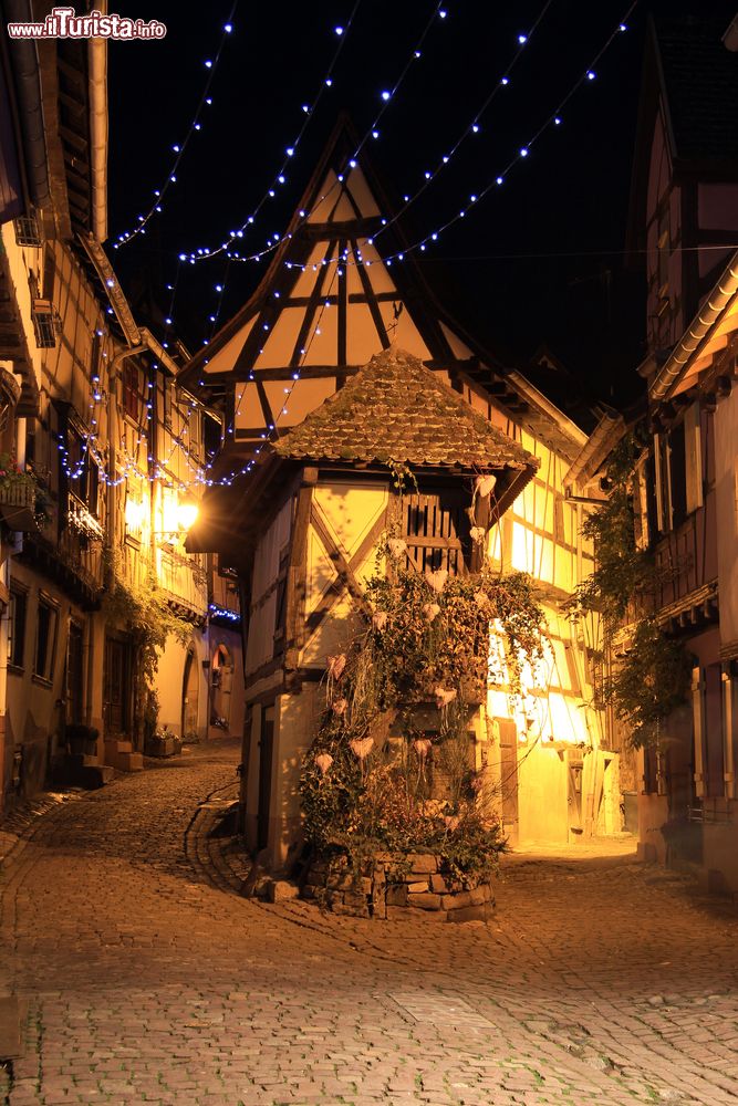 Immagine Decorazioni natalizie nel centro storico di Eguisheim (Francia) fotografato di notte.
