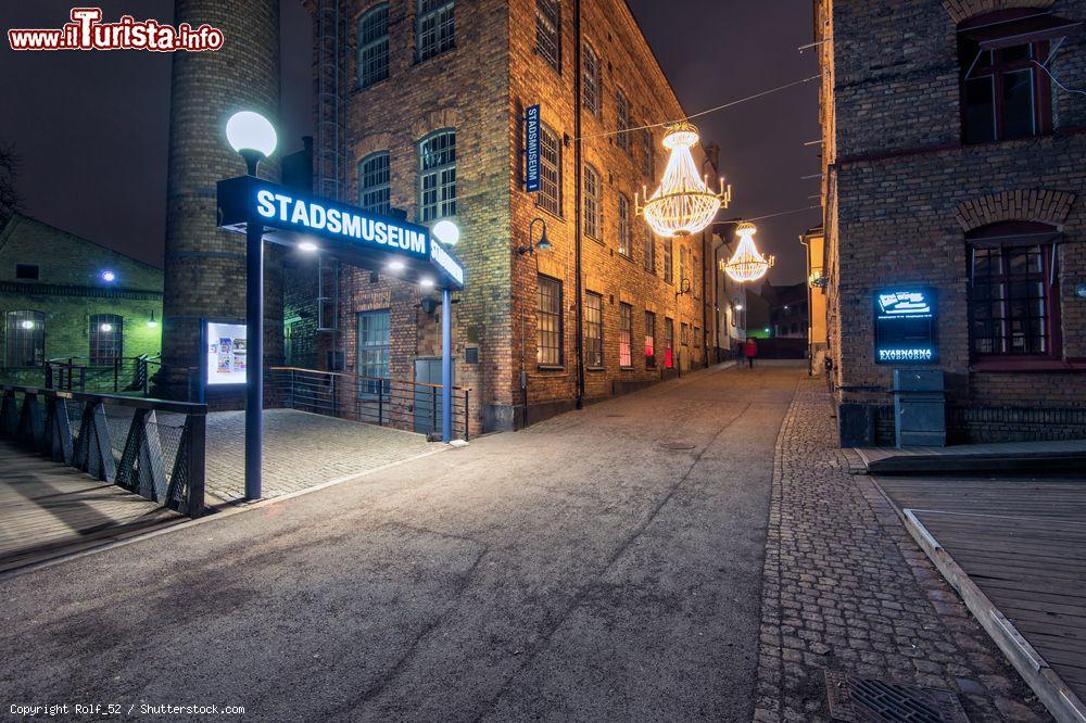 Immagine Decorazioni natalizie nella cittadina di Norrkoping, Svezia, by night. Siamo in un ambiente urbano unico in Europa - © Rolf_52 / Shutterstock.com