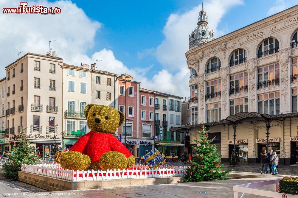 Immagine Decorazioni natalizie nella piazza principale di Narbona, Francia - © Alberto Zamorano / Shutterstock.com