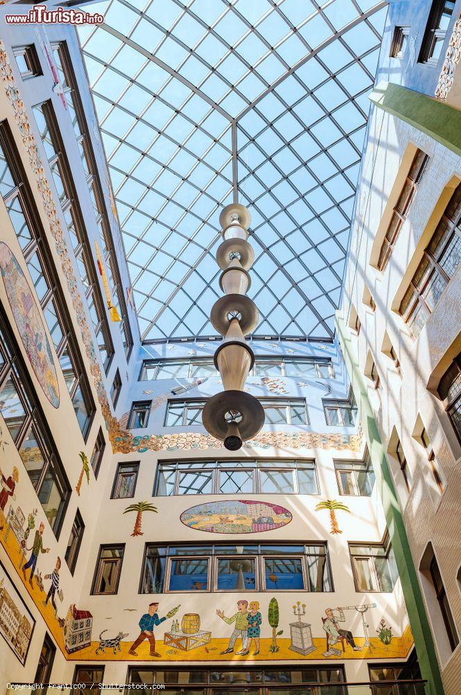 Immagine Decorazioni nel cortile interno del centro shopping Specks Hof Passage di Lipsia, Germania - © frantic00 / Shutterstock.com