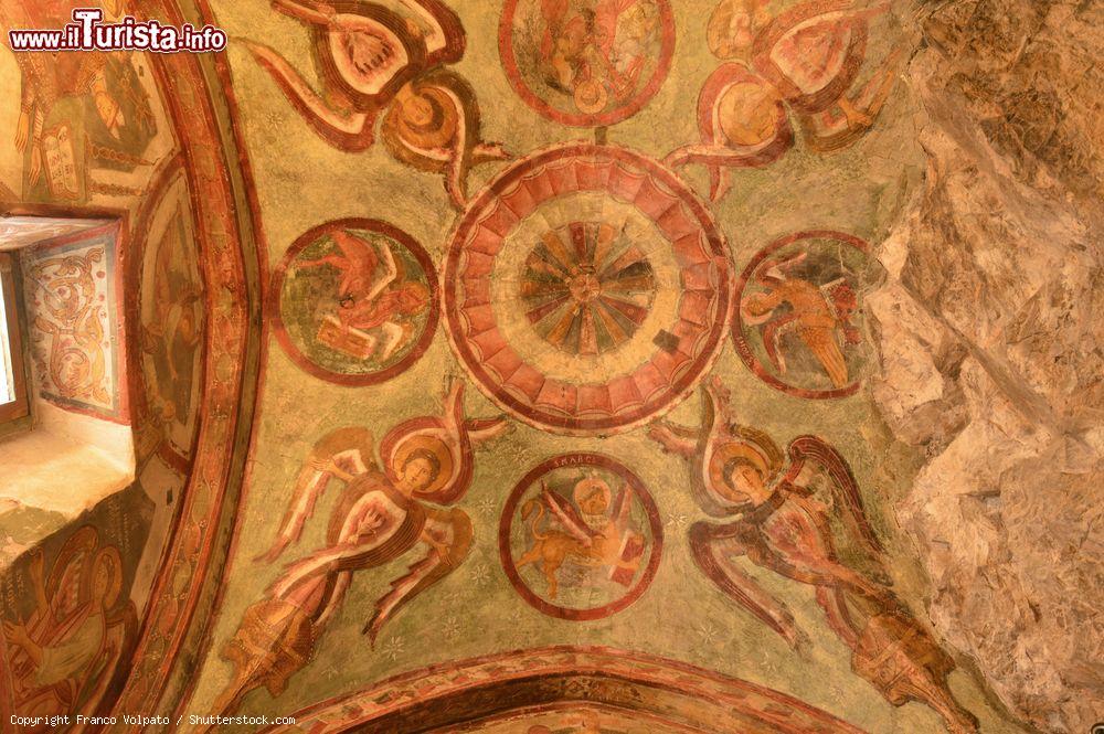 Immagine Decorazioni ornamentali nella cripta del monastero di San Benedetto a Subiaco, provincia di Viterbo, Lazio. I dipinti ritraggono scene della vita del santo - © Franco Volpato / Shutterstock.com