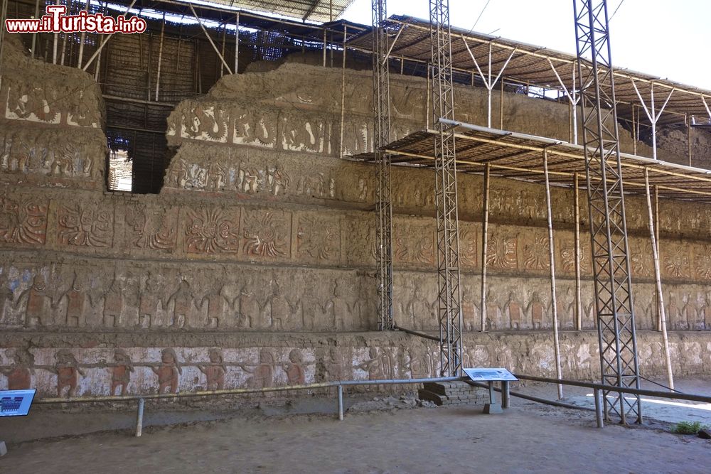 Immagine Decorazioni scultoree a Huaca de la Luna, Trujillo, Perù. Anticamente il tempio era dipinto con colori vivi come rosso vivo, blu cielo e giallo.