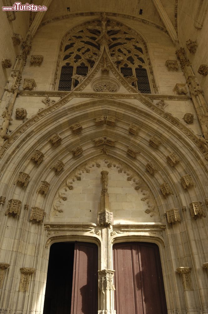 Immagine Decorazioni scultoree all'ingresso di una chiesa di Villefranche de Rouergue, Francia.
