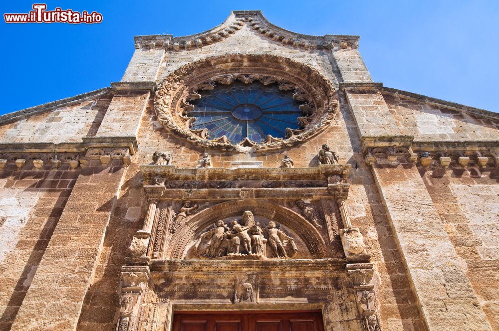 Immagine Decorazioni scultoree e rosone sulla facciata della Chiesa Madre di Manduria, Puglia, Italia. La costruzione dell'attuale chiesa venne iniziata a fine XV° secolo e ultimata, forse, nel 1562. Lo splendido portale della facciata e il rosone sono opera del maestro Raimondo da Francavilla.