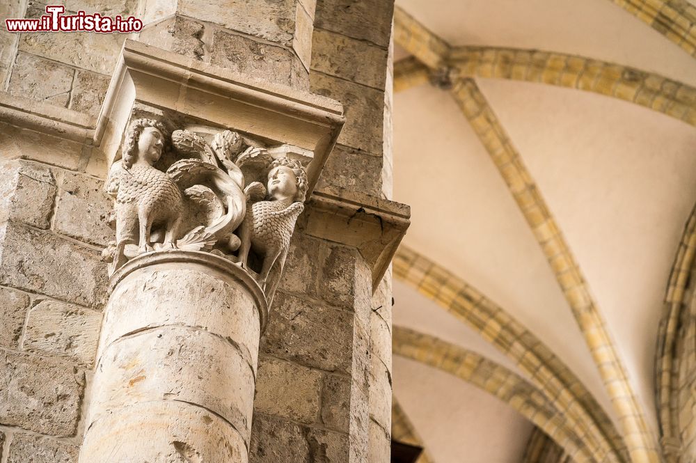 Immagine Decorazioni scultoree in un capitello dell'abbazia di Fleury a Saint-Benoit-sur-Loire (Francia).