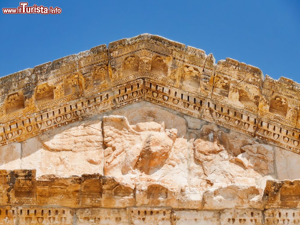 Immagine Le decorazioni scultoree nella cornice del frontone in un antico edificio di Dougga, Tunisia.